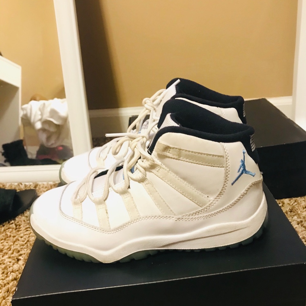 Retro 11 - Picture 2 of 3